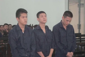 Mượn 2 cây đao, rủ 2 'đồng minh' đi thách đấu bạn nhậu