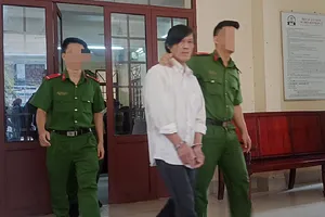 Chém người trong phòng trọ vì chuyện hát karaoke