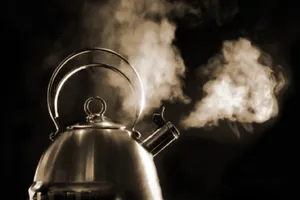 Đánh không được, hắt nước sôi vào người trại viên để trả thù