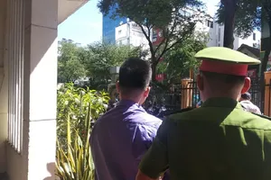 'Yêu' bé gái trong khách sạn rồi quay clip