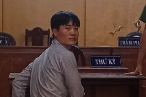 Mang dao 'xử' hàng xóm vì để rác bay vào nhà mình