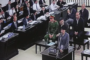 Cựu phó tổng giám đốc MobiFone bật khóc tại tòa