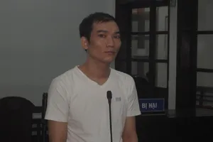 Lãnh 12 tháng tù vì ném vỡ kính ô tô