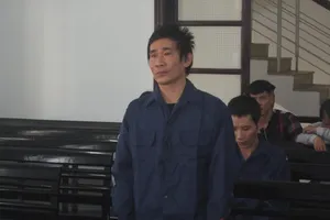 Thấy công an, lấy gói thuốc lá trong người giao nộp