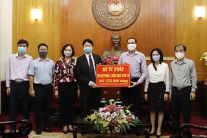 Bộ Tư pháp ủng hộ hơn 300 triệu phòng, chống dịch COVID-19