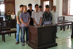 Rủ nhau đi đánh bạc, cả nhóm bị phạt cả tù lẫn tiền