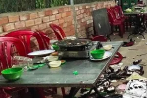 Tạt nồi lẩu đang sôi vào bạn nhậu vì bị đuổi khéo