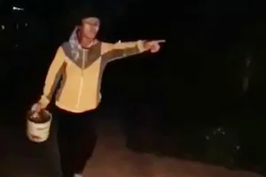 Truy tố người phụ nữ đổ chất bẩn lên 2 mẹ con để đòi nợ