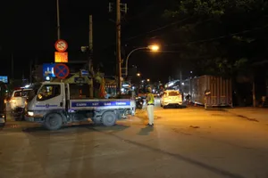 Nằm giữa đường 'ăn vạ' tổ tuần tra phòng chống dịch