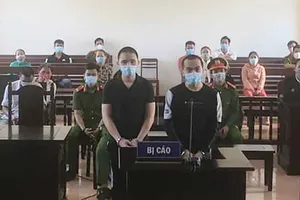 Truy sát trong quán hủ tiếu vì nghĩ bị 'nhìn đểu’ 