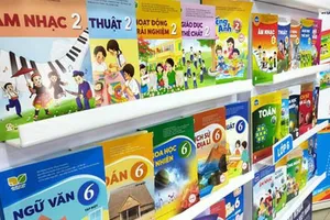 Sách giáo khoa “khổ to, giấy tốt” làm lợi cho ai?