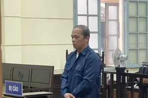 Người đàn ông trộm 44 nắp chắn rác cầu Thủ Thiêm 2 hầu tòa