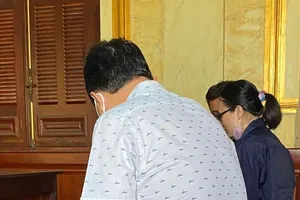 Trục lợi từ việc tiêm vaccine COVID-19, 1 cán bộ quận lãnh án tù