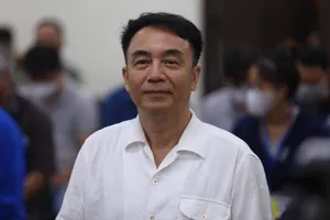 Đang xử vụ sách lậu mà ông Trần Hùng bị cáo buộc nhận hối lộ 300 triệu đồng