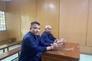 2 người đàn ông mang hơn 1 triệu USD tiền giả ra nước ngoài bán