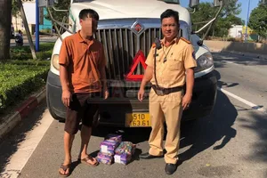 CSGT Bình Dương chặn bắt xe container chở 1 bao pháo lậu