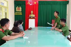 Phạt hành chính 1 phụ nữ đổ rác lên xe ô tô đậu trước nhà