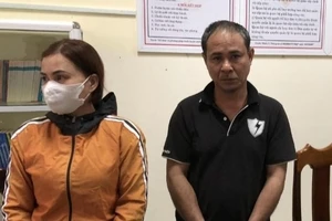 Vợ chồng chửi bới, xô ngã cán bộ thi hành án