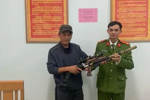 Người dân Quảng Bình giao nộp hàng trăm khẩu súng 
