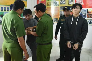 Tiếp nhận 6 người về từ Campuchia, phát hiện 2 người bị truy nã về tội giết người