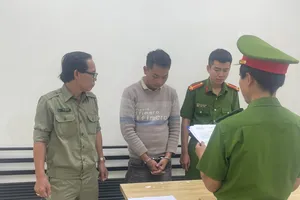 Bị chém đứt lìa 4 ngón tay vì mâu thuẫn lúc đánh bài uống nước