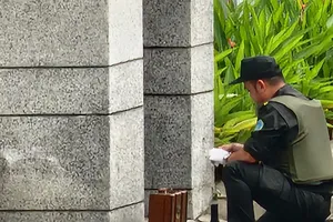 Chiếc vali lạ trước cổng trường học là của người đàn ông tâm thần