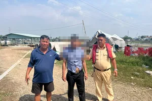 CSGT cứu người đàn ông nhảy cầu Bến Lức tự vẫn