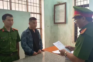 Khởi tố thanh niên phân phối pháo nổ, pháo hoa... cho người bán lẻ