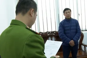 Khởi tố chủ tịch xã và cấp dưới để cát tặc lộng hành