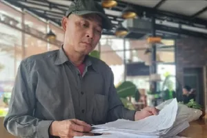 VKS Bình Dương làm việc với 3 bị can vụ 'làm phiền 20 phút'