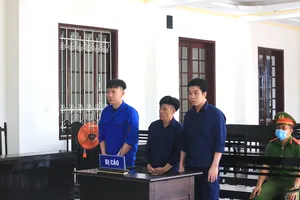 Bị lộ tẩy vì rơi bọc màu đen khi bỏ chạy