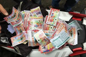 Truy tố thanh niên thó 120 tờ vé số trên vỉa hè