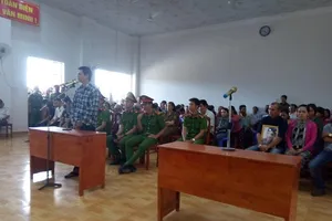 Tưởng bị nói xấu, mang dao giết người