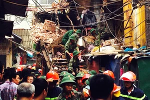 Biệt thự cổ HN sập: người dân lao vào lấy tài sản bất chấp nguy hiểm