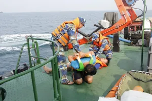 Diễn tập chống cướp biển có vũ khí gay cấn như phim hành động