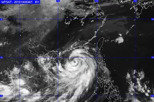 Bão số 4 giật cấp 13-14 trên biển Đông đang tiến vào đất liền