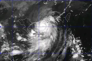 Bão số 4, giật cấp 15-16 áp sát đất liền