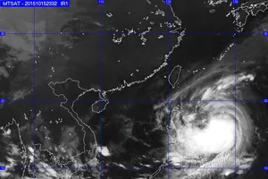 Bão Koppu giật cấp 17 hướng vào biển Đông