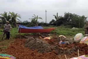 Truy bắt kẻ đào mộ trộm thi thể cụ bà 93 tuổi