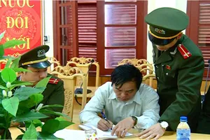 Bắt cán bộ phòng lao động làm giả hồ sơ chạy chế độ