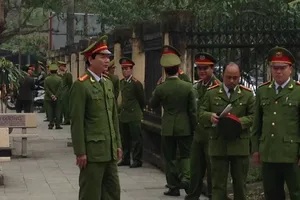 Sầm Sơn: Bí thư Tỉnh ủy đối thoại với ngư dân, an ninh siết chặt