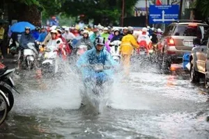 Bầu trời tối sầm và mưa như trút, phố Hà Nội lại thành sông