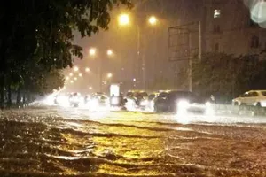 Trung tâm Hà Nội ngập trong biển nước sau cơn mưa kéo dài