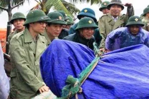Phó Thủ tướng Vũ Đức Đam trực tiếp đẩy thuyền tránh bão cùng ngư dân