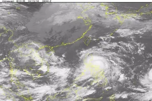 Bão Sarika giật cấp 17 tiến sát biển Đông