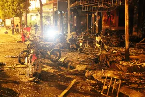 Hoang tàn sau vụ cháy kinh hoàng quán karaoke ở Hà Nội