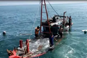 Trục vớt tàu ngư dân bị đâm chìm để điều tra 