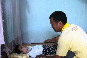Người cha mang 'án tử' nuôi con bại liệt