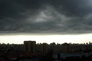 Hà Nội mưa lớn, miền Nam coi chừng tố lốc