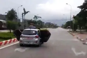 Taxi bung 2 cửa lao vun vút trên đường